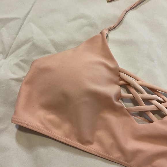 Large bikini top with crossed details in front, light pink swimsuit - Picture 2 of 4